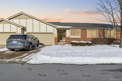 18591 Valleybrook Ln, Clinton Township, MI 48038