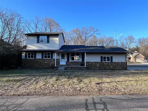 2034 E Nalone, Wixom, MI 48393