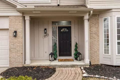 1065 Equestrian Dr, South Lyon, MI 48178