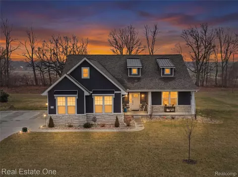 8370 Grist Mill Dr, Fenton, MI 48430