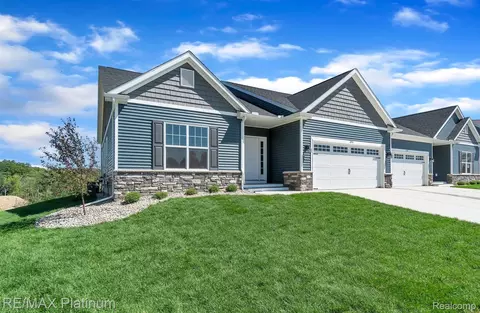 830 Oakwood Cir #33, Fenton, MI 48430