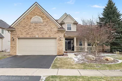 855 Island Lake Dr, Oxford, MI 48371