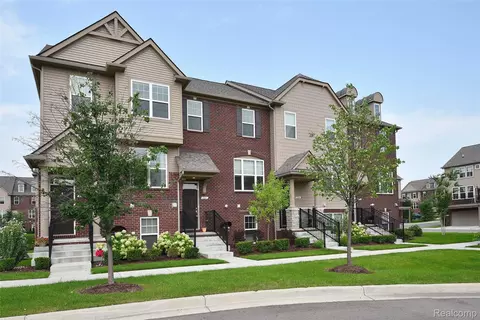 2888 Glenbar Cir, Rochester Hills, MI 48307