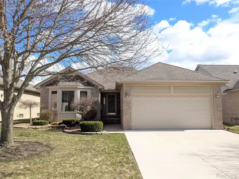 17845 Pointe Cir, Clinton Township, MI 48038