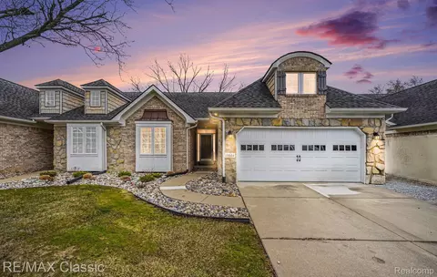 15664 Hunter Grv, Livonia, MI 48154