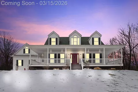 1290 Grace Ln, Milford, MI 48380