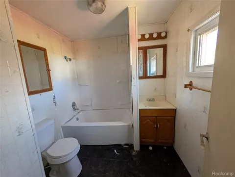 10611 W Saint Charles Rd, Sumner, MI 48889 photo 8
