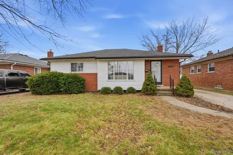 20816 Yale St, Saint Clair Shores, MI 48081