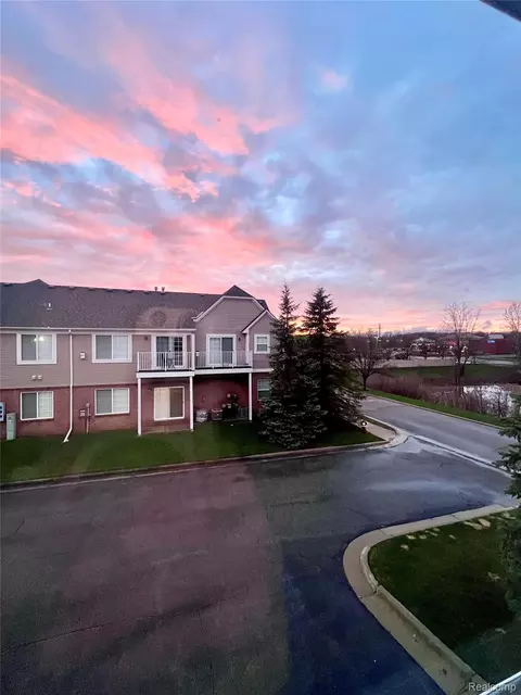 2204 Monarch Dr #61, Shelby Township, MI 48316