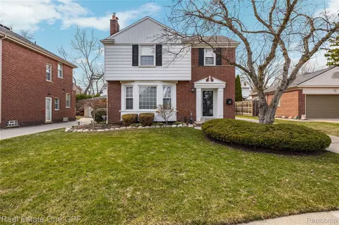 2121 Bonnieview Dr, Royal Oak, MI 48073