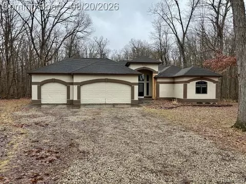 10452 E Maple Ave, Davison, MI 48423