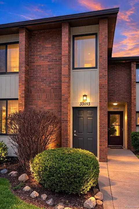 33693 Pondview Cir, Livonia, MI 48152