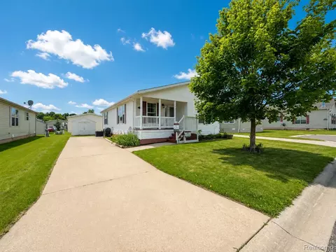 11224 Nearbrook Ct, Green Oak, MI 48178