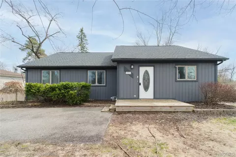 4015 Green Lake Rd, West Bloomfield, MI 48324