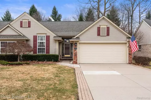 5776 Woodview Dr #6, Sterling Heights, MI 48314