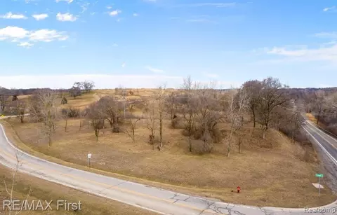 000 School Rd, Rochester Hills, MI 48307