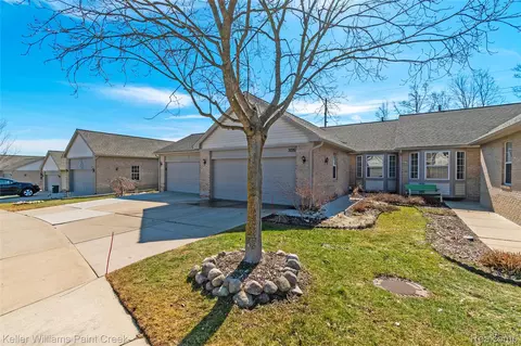 3099 Harbor Ct, Waterford, MI 48328