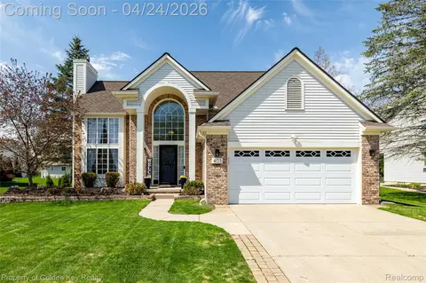 403 S Pine Creek Ct, Waterford, MI 48327