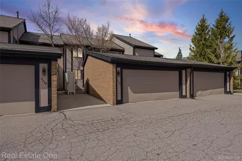 5226 Brett Ct, West Bloomfield, MI 48322