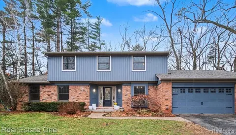 2818 Lunar Ct, Orion, MI 48360
