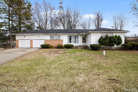 1076 Benstein Rd, Commerce, MI 48390