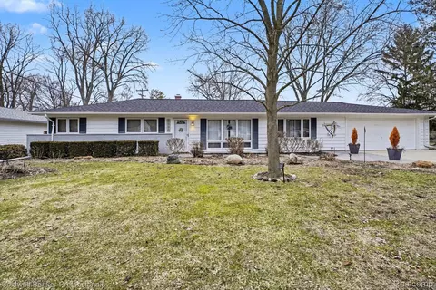3330 Homestead Dr, Waterford, MI 48329