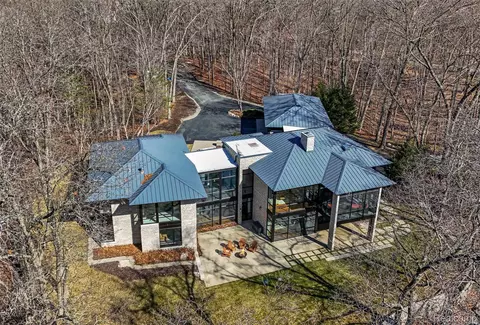 6956 Cooley Lake Rd, White Lake, MI 48383