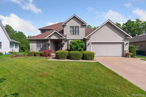 1453 Maplewood Dr, Saline, MI 48176