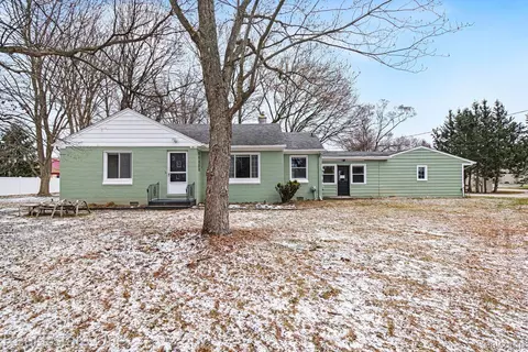 28730 Ranchwood Dr, Southfield, MI 48076