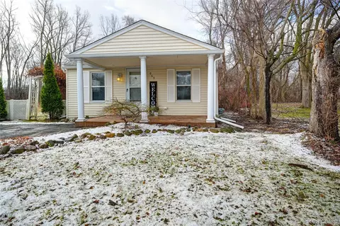 969 Dunreath St, Wolverine Lake, MI 48390