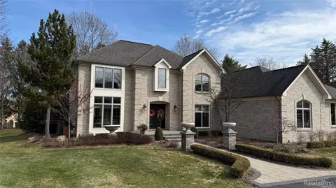 1483 Highpoint Dr, Oakland, MI 48306