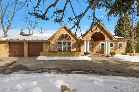 2797 Orchard Pl, Orchard Lake Village, MI 48324