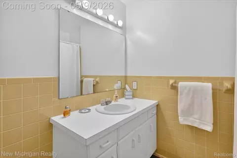 Bath - 4291 Hallmark Ct, Flint, MI 48532 photo 7 of 7