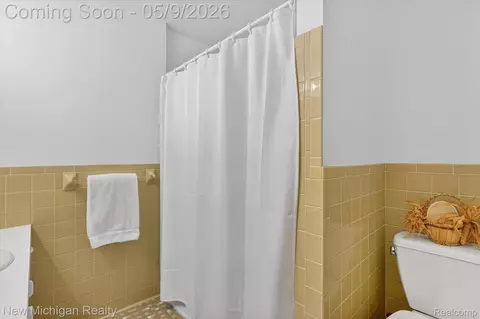 Bath - 4291 Hallmark Ct, Flint, MI 48532 photo 6 of 7