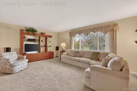 Living - 4291 Hallmark Ct, Flint, MI 48532 photo 1 of 5