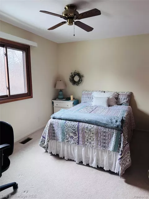 Bedroom - 588 Oakbrook Cir, Flushing, MI 48433 photo 2 of 2