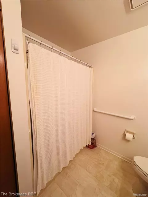 Bath - 588 Oakbrook Cir, Flushing, MI 48433 photo 3 of 3
