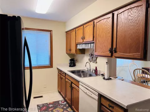 Kitchen - 588 Oakbrook Cir, Flushing, MI 48433 photo 1 of 1