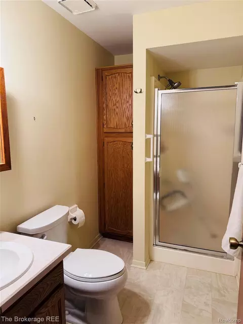 Bath - 588 Oakbrook Cir, Flushing, MI 48433 photo 1 of 3