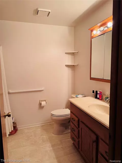 Bath - 588 Oakbrook Cir, Flushing, MI 48433 photo 2 of 3