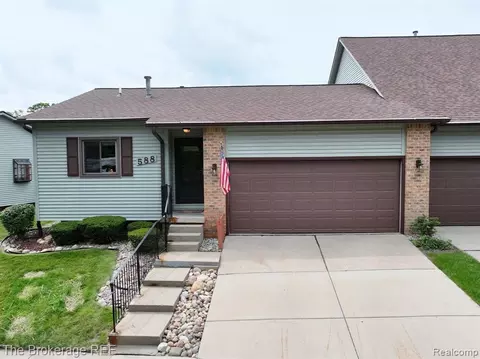 588 Oakbrook Cir, Flushing, MI 48433