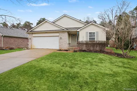 2661 Signature Cir, Pinckney, MI 48169