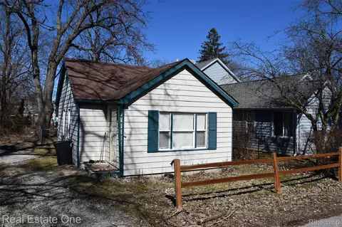3026 Norcott Dr, Keego Harbor, MI 48320