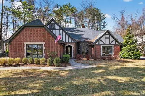 92 Kirksway Ln, Orion, MI 48362