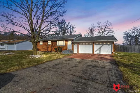 2379 Hialeah Dr, Flint, MI 48507