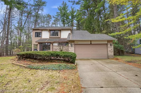 4145 Cumberland Ct, Commerce, MI 48390