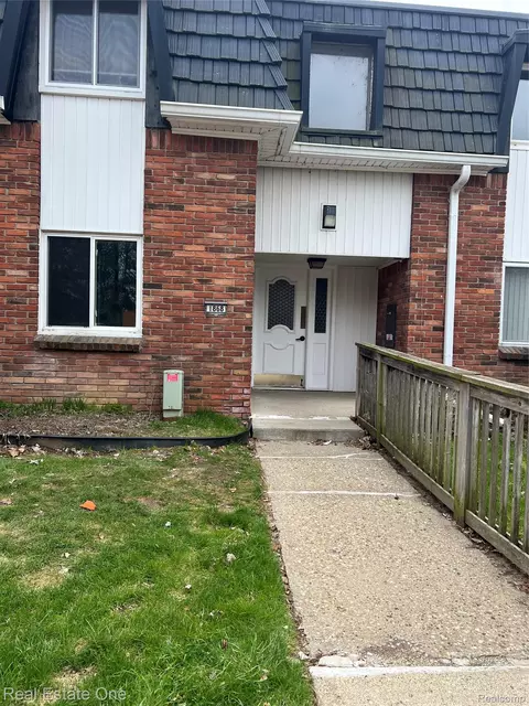 1868 Colonial Village Way #4, Waterford, MI 48328