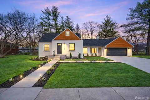 19133 Huntington Ave, Harper Woods, MI 48225