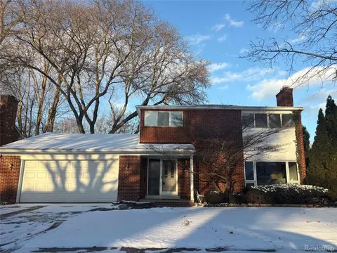 646 Peach Tree Ln, Grosse Pointe Woods, MI 48236