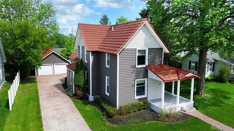 404 N Adelaide St, Fenton, MI 48430
